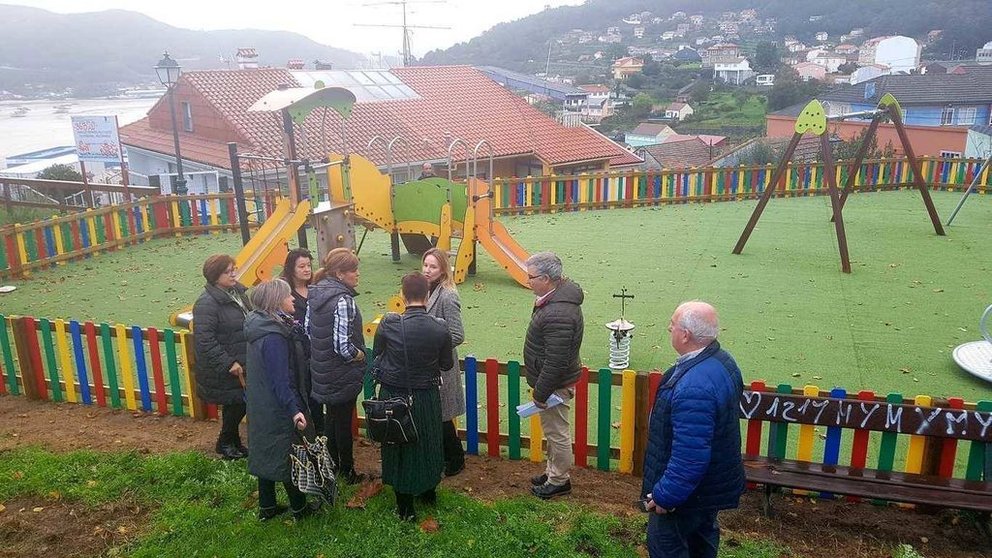 La directora general de Administración Local, Marta Fernández-Tapias, visitó esta mañana los trabajos de acondicionamiento del parque infantil multiusos del Pinar.