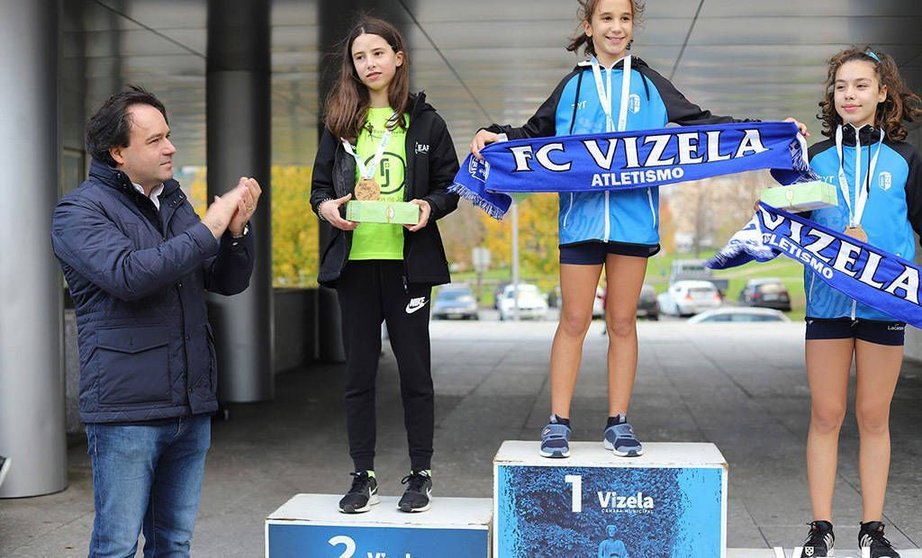 El alcalde de Vizela, Victor Hugo Salgado, y las atletas ganadoras. 
