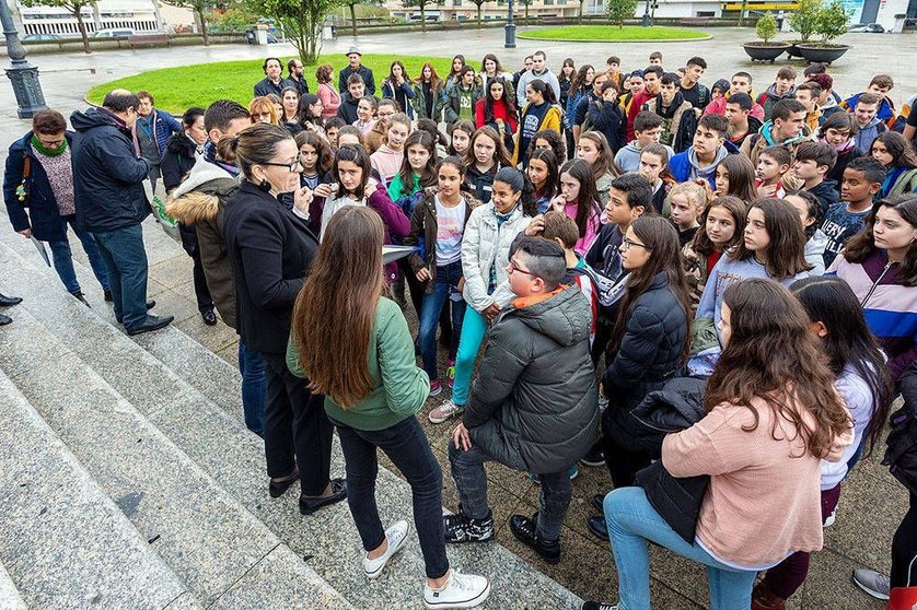 A alcaldesa Marta Valcárcel cos alumnos do IES na praza do Concello. 
