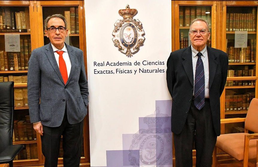 (dcha. a izda): Prof. Jesús María Sanz-Serna, presidente de la (RAC) y Prof. Esteban Domingo Solans, vicepresidente de la RAC.