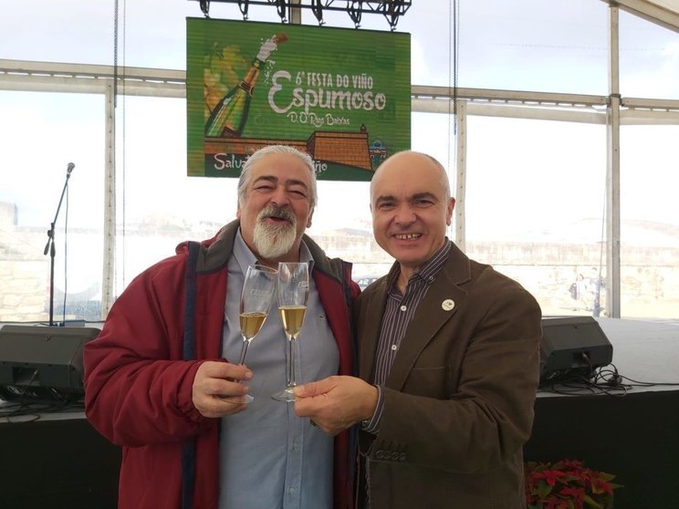 El director de DL-G, Roberto Ledo, con Luís Paadín técnico en viticultura e eneloxía. 