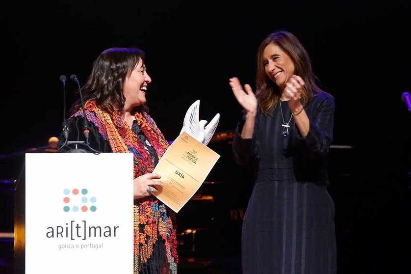 Carmen Pomar le entregó a la cantora gallega Uxía en este acto el Premio aRi[t]mar especial del jurado Embaixada da Amizade galego-lusófona.