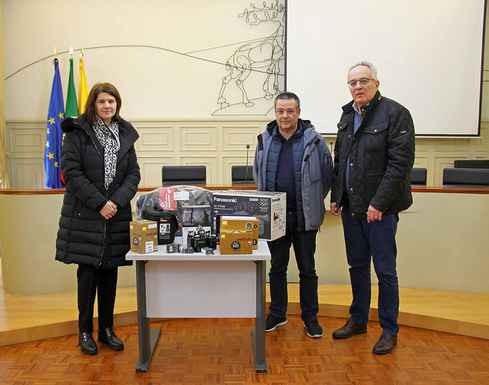 El vicealcalde de Vila Nova de Cerveira, Vitor Costa, entregó un kit completo de material audiovisual a ETAP Cerveira, presentando una de las dos propuestas ganadoras en la edición 2019 del Presupuesto Participativo Juvenil. 