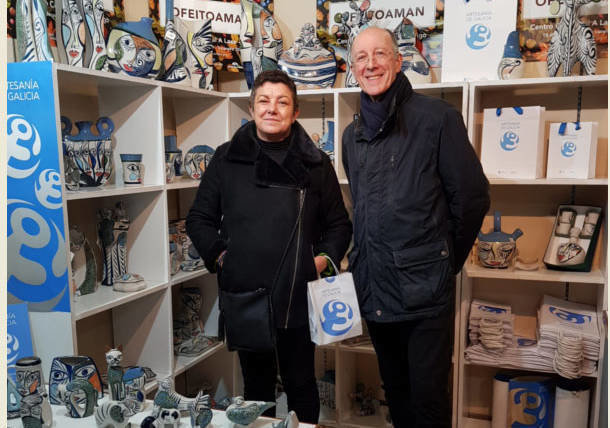 La gerente de la Fundación Artesanía de Galicia, Elena Fabeiro, visitó esta tarde la muestra que cuenta con la participación de 21 talleres pertenecientes a la marca Artesanía de Galicia.