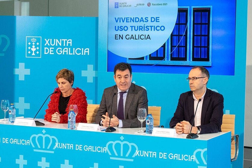 O conselleiro de Cultura e Turismo, acompañado da directora da Axencia Turismo de Galicia, detallou en rolda de prensa os cambios normativos que afectan a estes establecementos desde o pasado 1 de xaneiro.