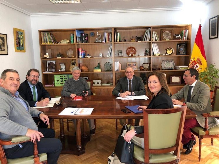 El director general de Ganadería, Agricultura e Industrias Agroalimentarias comunicó esta medida tras reunirse con el director general de Sanidad de la Producción Agraria, en una reunión en la que también participó Asturias.