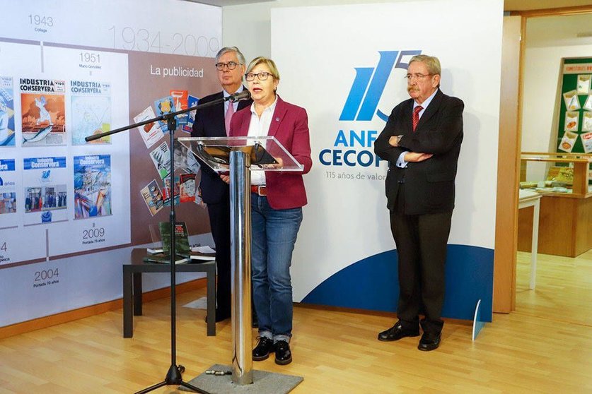 A conselleira do Mar participou no acto de presentación do do libro 'A colección do Museo Anfaco no 115 aniversario da Unión Conserveira'.