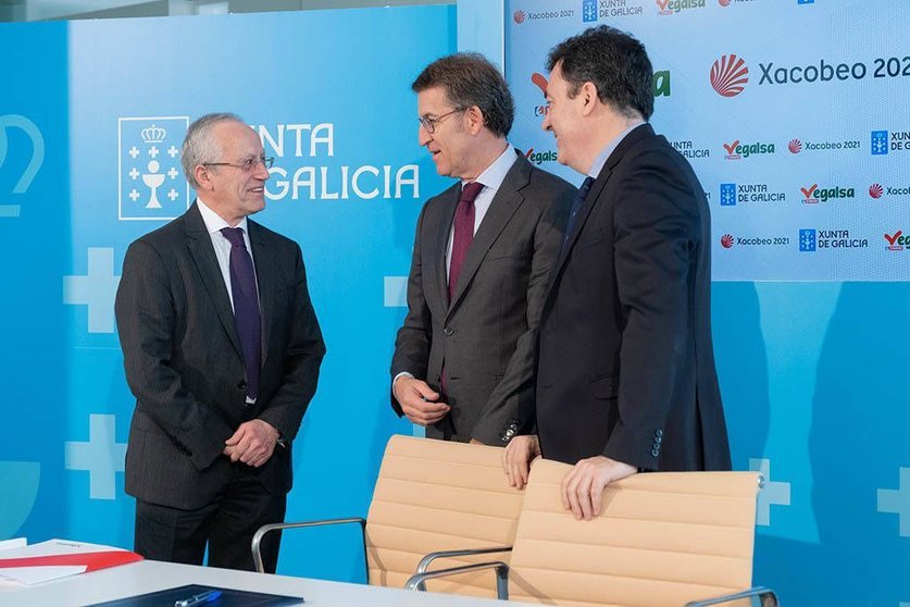 El titular de la Xunta presidió la firma del convenio de patrocinio del Xacobeo 2021 con Vegalsa-Eroski.