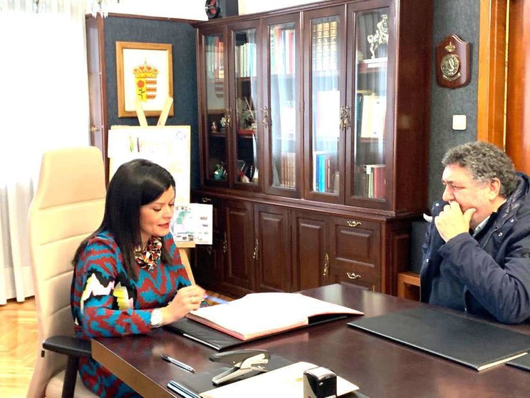 A alcaldesa, Nidia Arévalo, e Juan Carlos Rodríguez en representación da Asociación de Familiares de Enfermos de Alzheimer e outras Demencias de Galicia, asinaron esta mañá no Concello o convenio de colaboración.