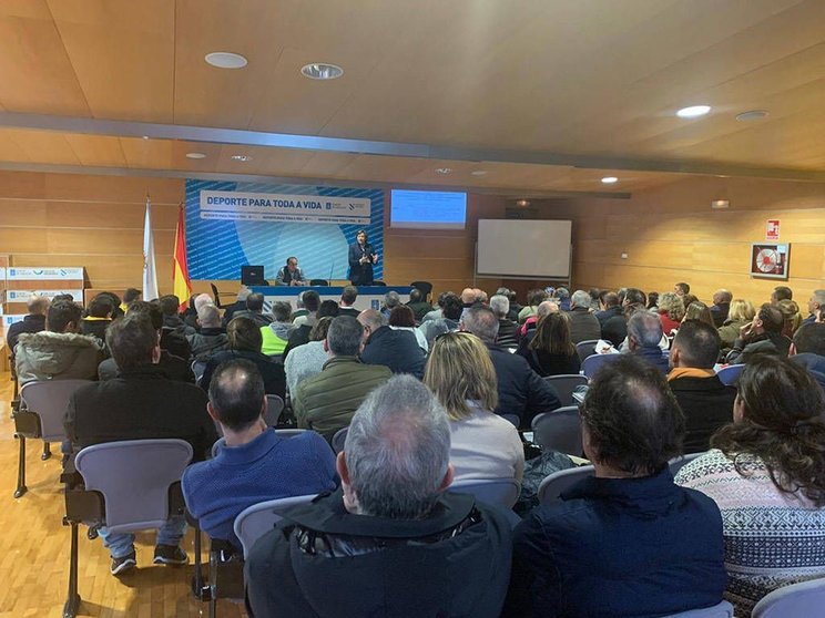Lete mantivo na Casa do Deporte unha reunión cos clubs deportivos de Vigo e a súa área para abordar as subvencións a entidades deportivas e para a adquisición de equipamento. 