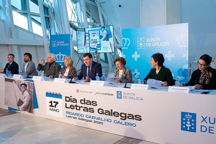 En referencia a Carvalho Calero, o conselleiro de Cultura cualificou o valor das súas achegas de “indiscutible” e felicitou á Real Academia Galega pola decisión.