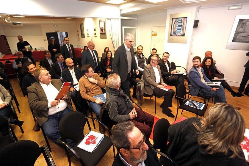 El conselleiro de Economía, Empleo e Industria, Francisco Conde, mantuvo un encuentro con la junta directiva de APE Galicia. ARCHIVO. 