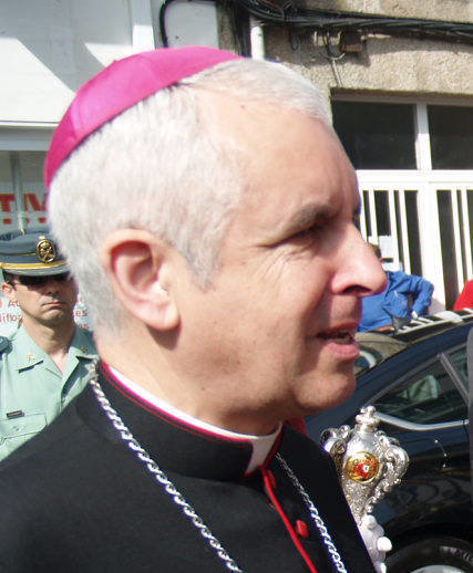El obispo Luis Quinteiro Fiuza, en Ponteareas, en 2010. ARCHIVO. 