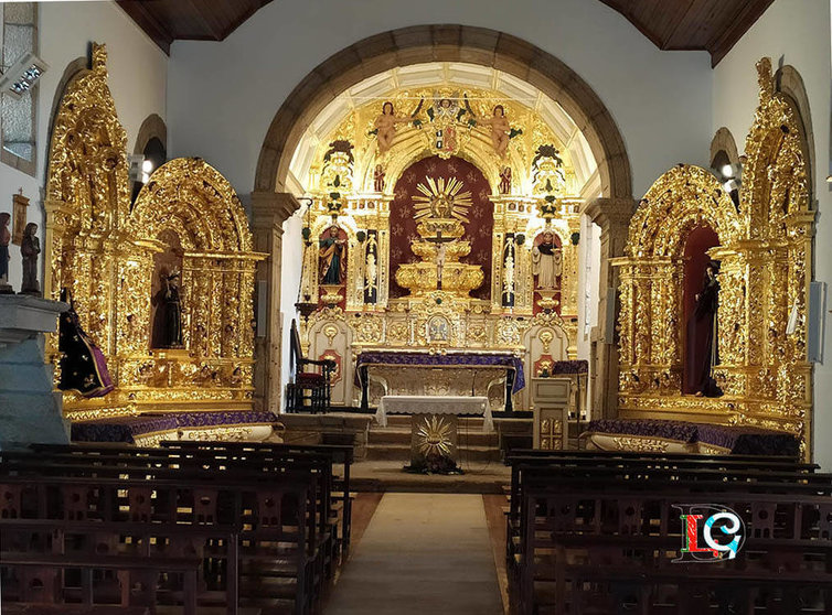 La iglesia de santa Comba da Vilariça sorprende y deslumbra al visitante con sus retablos restaurados.