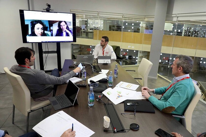 El vicepresidente de la Xunta, Alfonso Rueda, mantuvo esta mañana una reunión por videoconferencia con representantes del Colegio Oficial de Psicología de Galicia, sobre la evolución de este servicio que se lleva a cabo a través del teléfono 112.