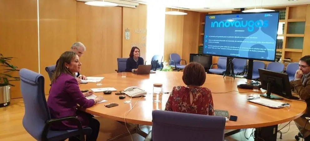 A conselleira de Infraestruturas e Mobilidade, Ethel Vázquez, e o conselleiro de Economía, Emprego e Industria, Francisco Conde, presentáronlles hoxe por videoconferencia esta iniciativa aos axentes do mercado da innovación.