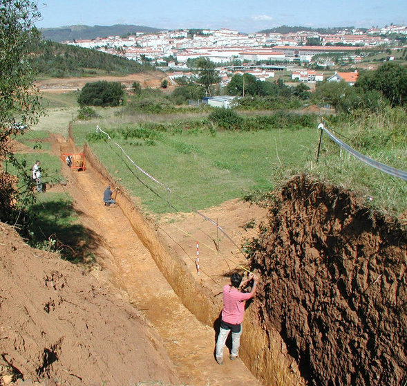 En la investigación, que emplea el método arqueológico y el etnográfico, se indaga en
la genealogía, organización y significación social del paisaje agrario en Galicia a partir
de casos de estudio procedentes de la arqueología de gestión.