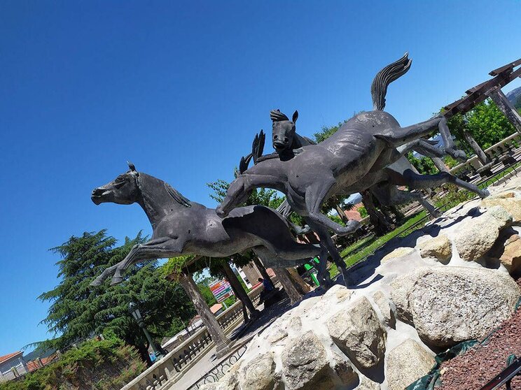 Monumento de Oliveira en Tui. ARCHIVO.