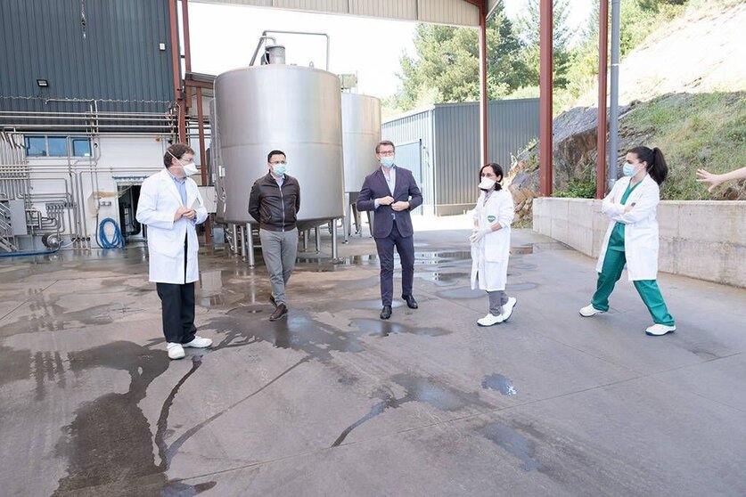 El presidente de la Xunta, acompañado del conselleiro del Medio Rural, visitó las instalaciones de Queserías Sarrianas, en la localidad lucense de Sarria.