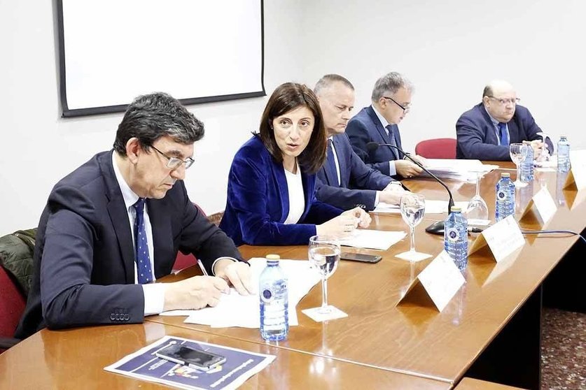 La conselleira de Medio Ambiente, Territorio y Vivienda mantuvo una reunión en abril de 2019 con miembros de la Confederación de Empresarios de la Provincia de Pontevedra a los que les trasladó este avance en la tramitación de este área empresarial en Valladares. ARCHIVO. 
