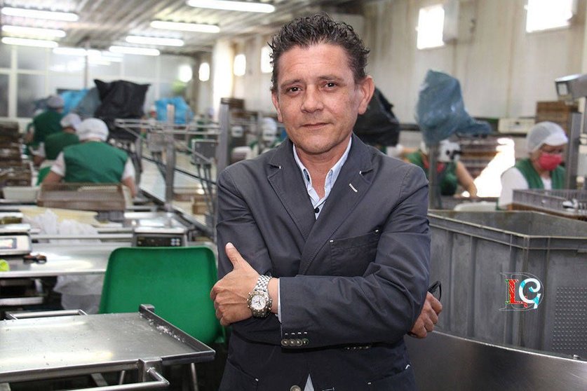 Luis Escurís Pérez, copresidente de la conservera Luis Escurís Batalla, en la factoría. 