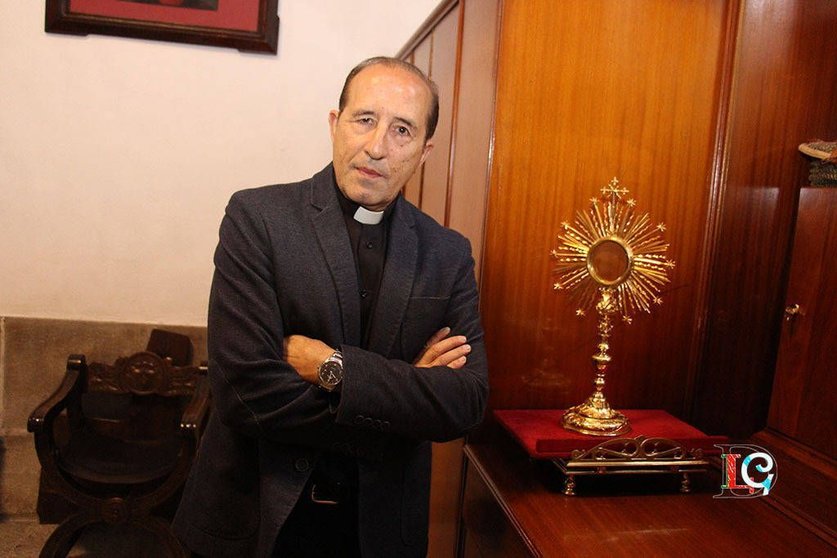 Ángel Marzoa, parróco de san Miguel de Ponteareas, ayer, en la sacristía de la iglesia parroquial. 