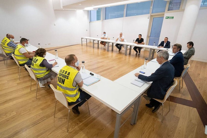 O titular do Goberno galego mantén unha reunión co comité de empresa de Alcoa San Cibrao. ARCHIVO. 