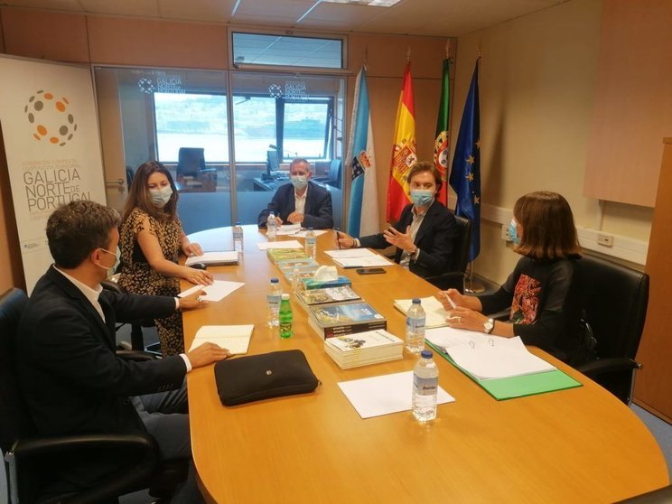 O director xeral de Relacións Exteriores e coa UE, Jesús Gamallo, reuniuse en Vigo coa vicepresidenta da Comisión de Coordinación e Desenvolvemento do Norte de Portugal, Ester Silva. ARQUIVO. 