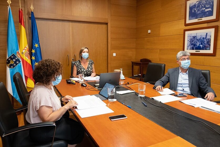 A conselleira de Política Social en funcións, Fabiola García, mantén unha reunión por videoconferencia co secretario de Estado de Derechos Sociales, Ignacio Álvarez, e o resto de Comunidades Autónomas para facer un seguimento da situación nos centros residenciais. Sala de xuntas da Consellería. Edificio Administrativo de San Caetano, Santiago de Compostela, 24 de agosto de 2020