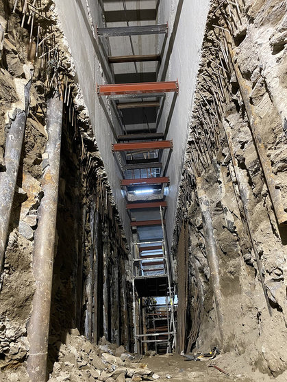 La excavación de un túnel en el aparcamiento durante este verano requirió del uso de una minipala, por las reducidas dimensiones del espacio y supuso picar más de 800 metros cúbicos de material.