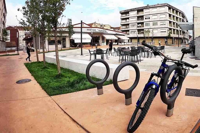 A intención é dotar destes elementos a todos os entornos dos edificios públicos e noutras rúas e prazas para promover o uso da bicicleta.