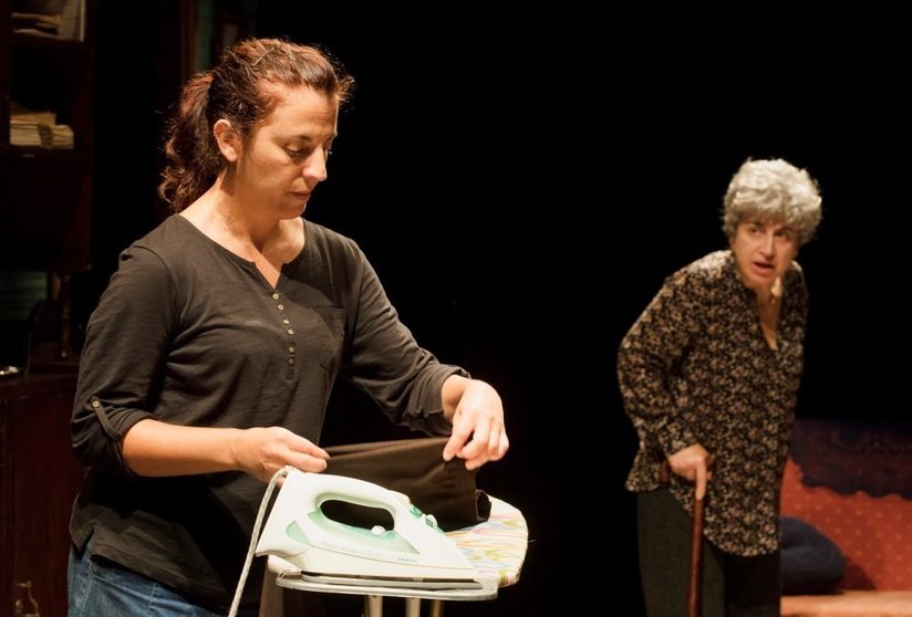 Un momento da obra Dúas donas que bailan (2010) de Teatro do Atlántico.