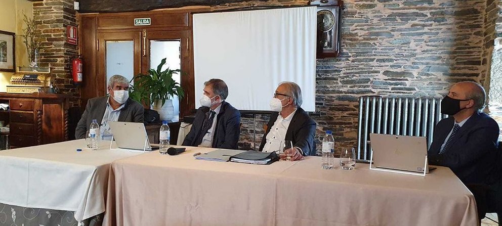 El director de la Agencia Gallega de la Industria Forestal (Xera), Ignacio Lema, participó en un encuentro sobre relevo generacional organizado por la Asociación Provincial de Empresarios de la Primera Transformación de la Madera de Lugo.