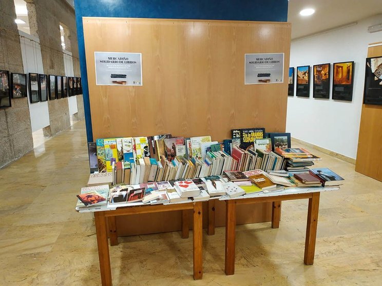 Mercadiño de libros solidarios na Biblioteca Municipal de Tui.