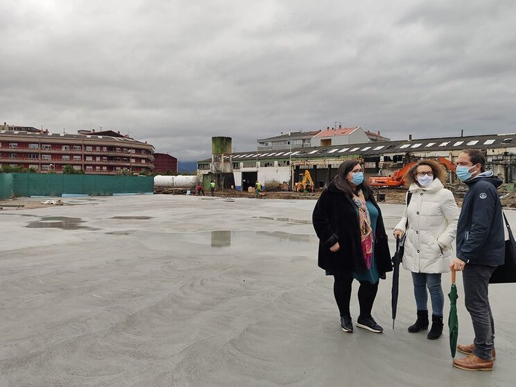 A alcaldesa accidental, Cristina Fdez. Davila, xunto ao concelleiro de Mobilidade e Tráfico Roberto Mera e á concelleira de Vías e Obras, Chus Garrote, supervisaron as obras antes da súa apertura. 