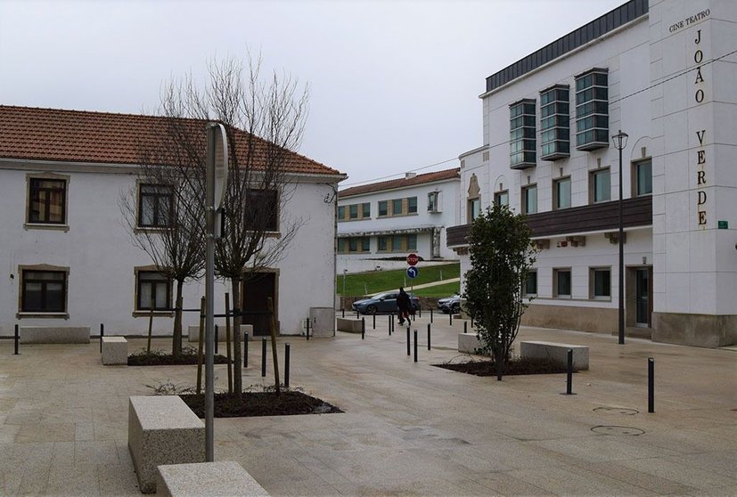 Largo da alfândega requalificado valorizando aquele espaço do centro histórico, onde se localiza a Biblioteca Municipal, o Cine Teatro João Verde e o posto da GNR.