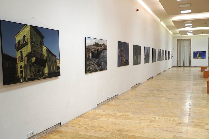 A exposición presenta unha trintena de imaxes en tres dimensións do Camiño Portugués e do Camiño de Fisterra e Muxía en tres dimensións, con pezas espectaculares e de gran formato.