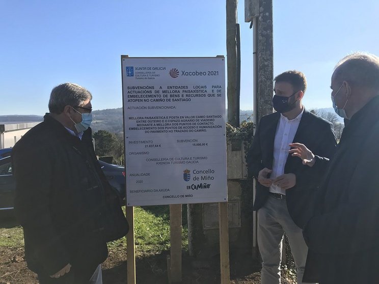 El delegado de la Xunta visitó la zona en la que se llevaron a cabo las mejoras en los puntos de acceso y humanización del pavimento del trazado del Camino.