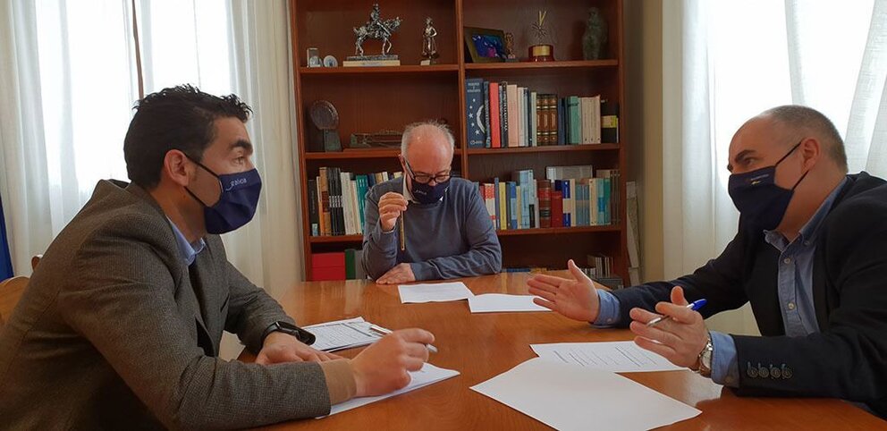 El delegado territorial realiza una visita institucional al municipio y mantiene un encuentro de trabajo con el alcalde, Gonzalo Durán, en el que también se abordaron las sendas de la PO-307 y PO-306, proyectos de humanización y mejoras educativas.