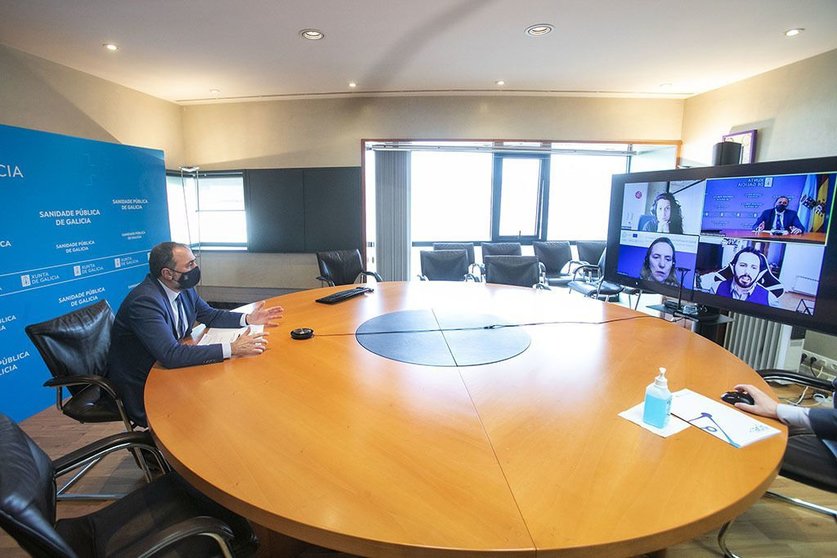 El conselleiro de Sanidade, Julio García Comesaña, participa, en una  videoconferencia