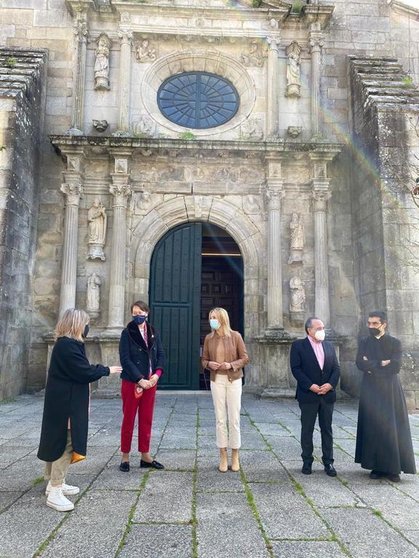 La delegada territorial en Vigo y la directora general de Patrimonio Cultural, María del Carmen Martínez Insua, visitaron el templo, en el que la Xunta actuará este año.