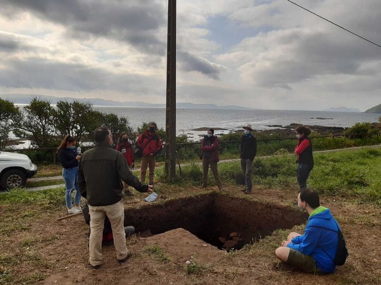 El Grupo de estudios de arqueología, antigüedad y territorio (GEAAT) de la Universidad de Vigo realizó a lo largo de esta semana en una intervención arqueológica de limpieza, registro y sondeos en la factoría de sala de la playa Canexol.