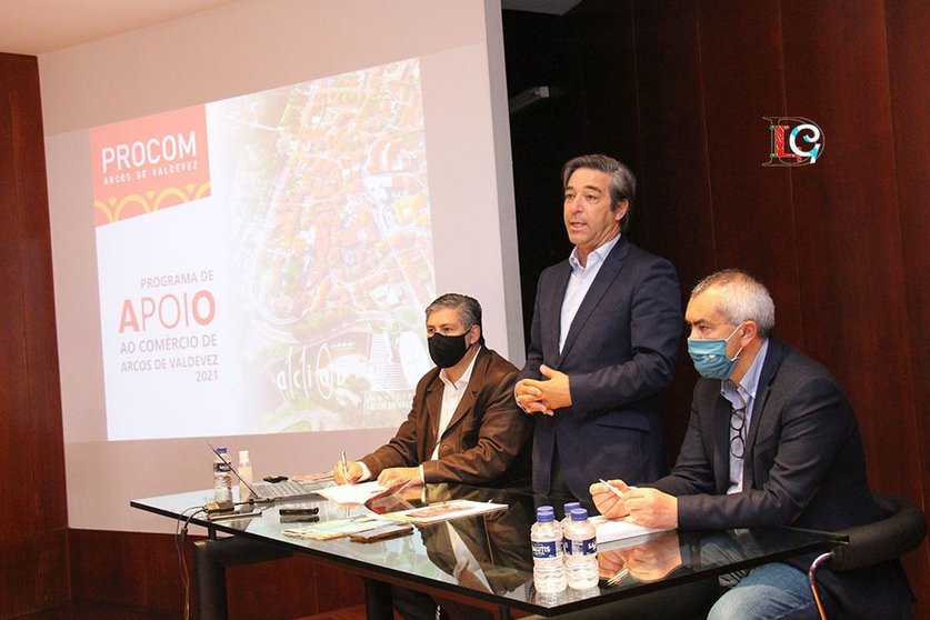  El alcalde de Arcos de Valdevez, João Manuel Esteves (c); el representante de ACIAB, Francisco J. Araújo (i); y el vereador Olegário Gonçalves (d), durante la presentación del PROCOM.