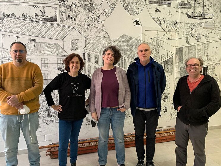 Paula Carballeira, Esther Carrodeguas, Manuel Cortés, Carlos Santiago y Xesús Ron componen el equipo encargado de escribir las piezas para esta ficción sonora.