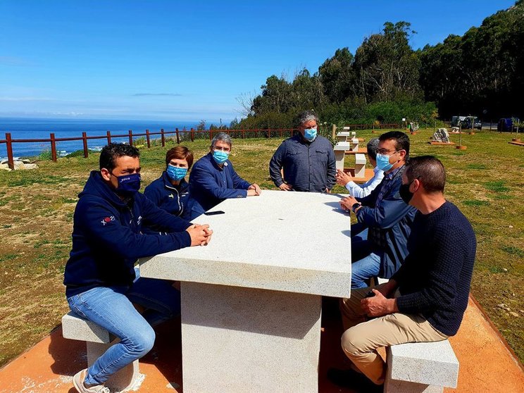 La directora de Turismo de Galicia, Nava Castro, visitó la zona acompañada del delegado territorial de la Xunta y el alcalde del ayuntamiento.