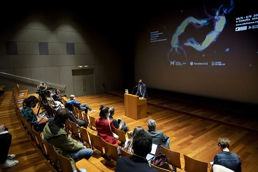 A sala José Sellier proxectará filmes de José Val del Omar, Juan Sebastián Bollaín e Déborah S. Philips, e ofrecerá unha conferencia ilustrada con J.C. Rousseau.