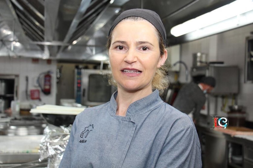 La chef Fernanda Montenegro, en la cocina de Camelo. 