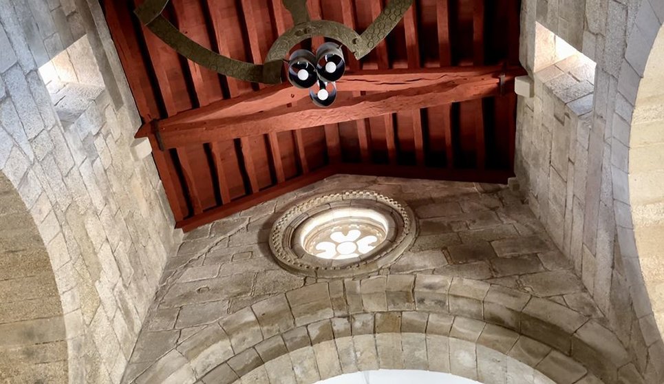 A intervención do Consorcio de Santiago na capela da Corticela “salva” a armadura de cuberta de madeira instalada por Pons Sorolla hai sesenta anos.