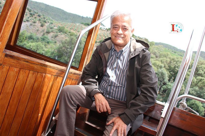 El director del PNRVT, Artur Cascarejo, en un barco rabelo por el Duero.