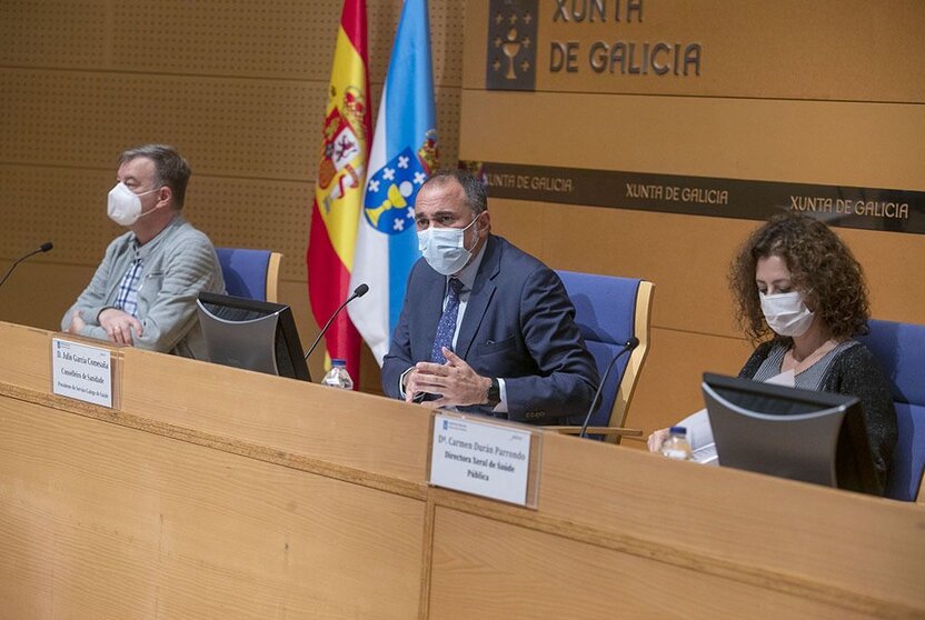 O conselleiro de Sanidade, Julio García Comesaña, acompañado da directora xeral de Saúde Pública, Carmen Durán Parrondo, informa en rolda de prensa dos acordos adoptados na reunión do comité clínico.